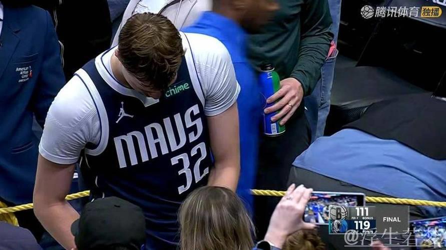 浓眉赛后送球衣给小球迷,单场轰24分14板3断3帽 浓眉赛后送球衣给小球迷,单场轰24分14板3断3帽