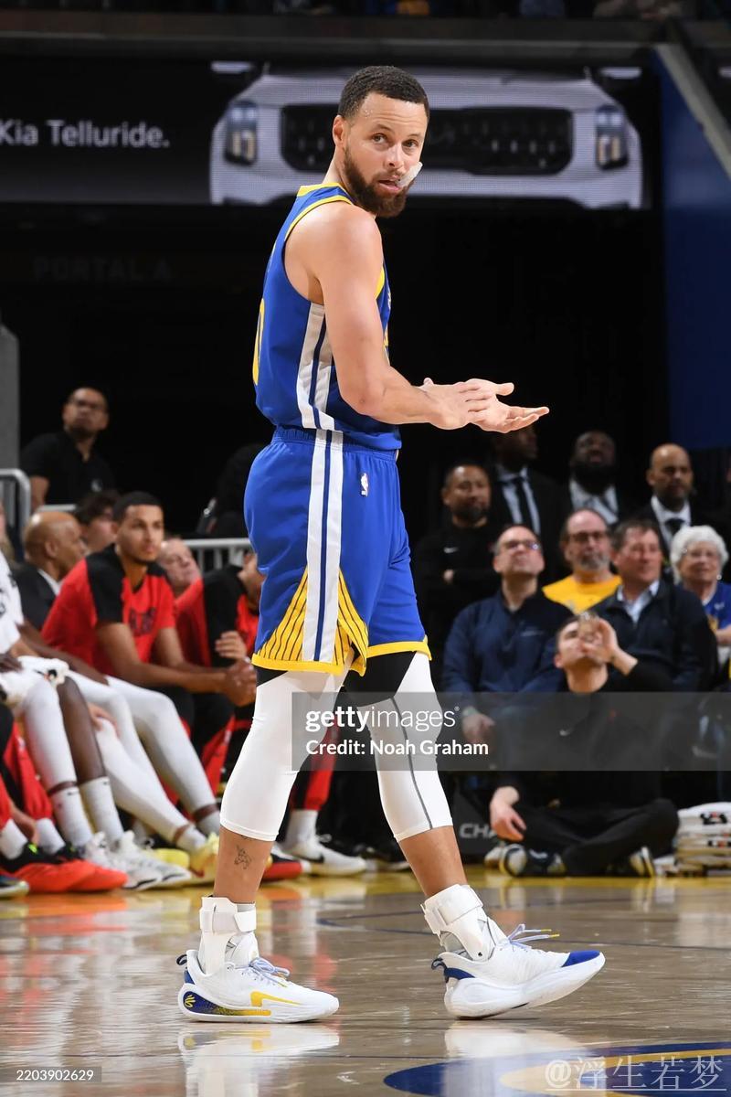 巴特勒传球助攻 库里三分精准命中 巴特勒传球助攻 库里三分精准命中