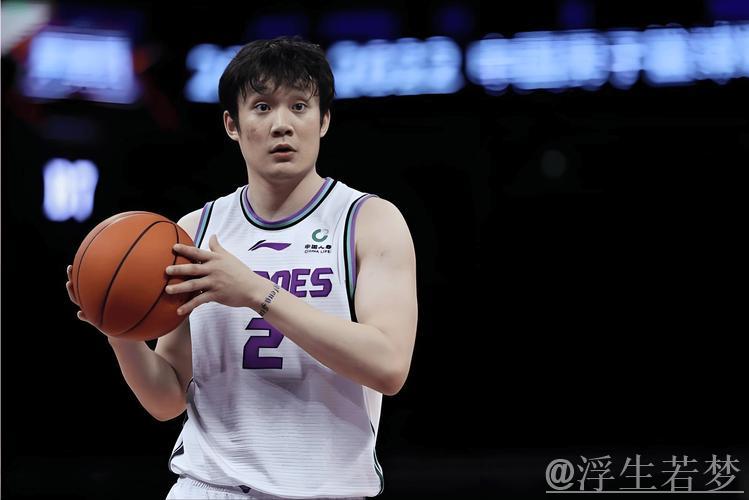 丁彦雨航:CBA赛场上的全能传奇! 丁彦雨航:CBA赛场上的全能传奇!